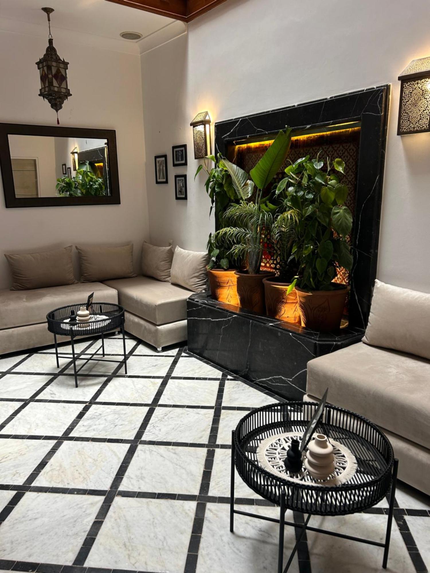Riad Amazing Amazigh Avec Jacuzzi Petit Dejeuner Compris Avec Aussi Chambres Familiales Pres De La Place Jemaa El Fna 马拉喀什 外观 照片