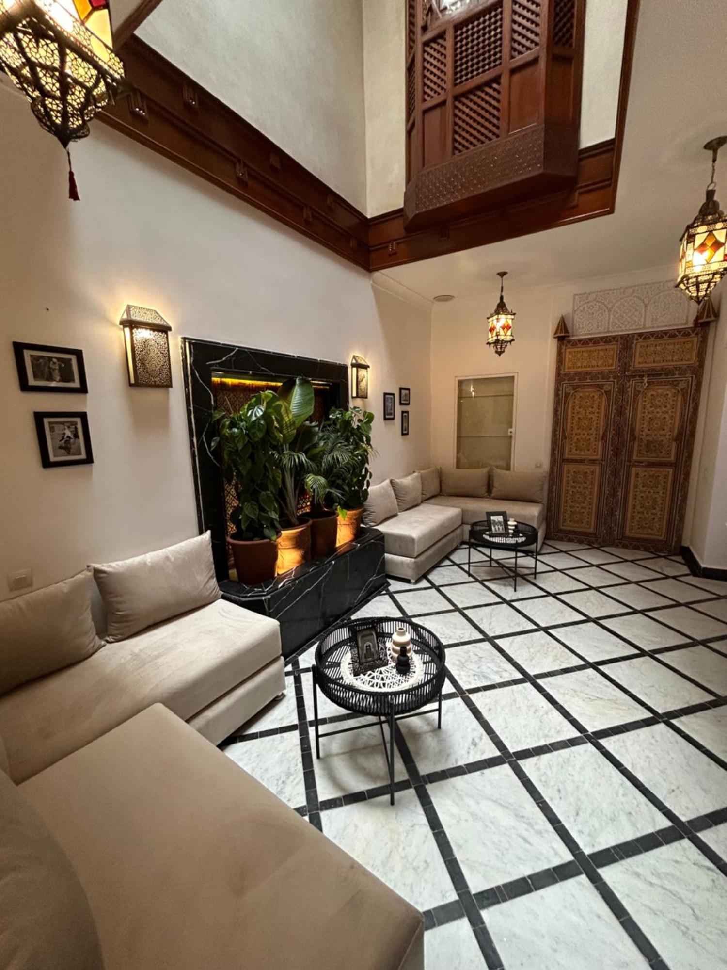 Riad Amazing Amazigh Avec Jacuzzi Petit Dejeuner Compris Avec Aussi Chambres Familiales Pres De La Place Jemaa El Fna 马拉喀什 外观 照片