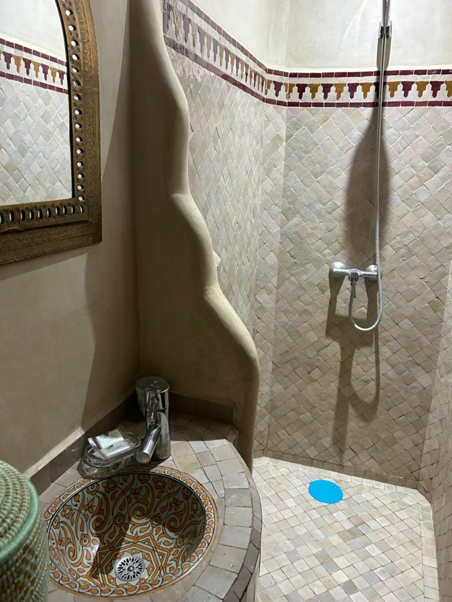 Riad Amazing Amazigh Avec Jacuzzi Petit Dejeuner Compris Avec Aussi Chambres Familiales Pres De La Place Jemaa El Fna 马拉喀什 外观 照片