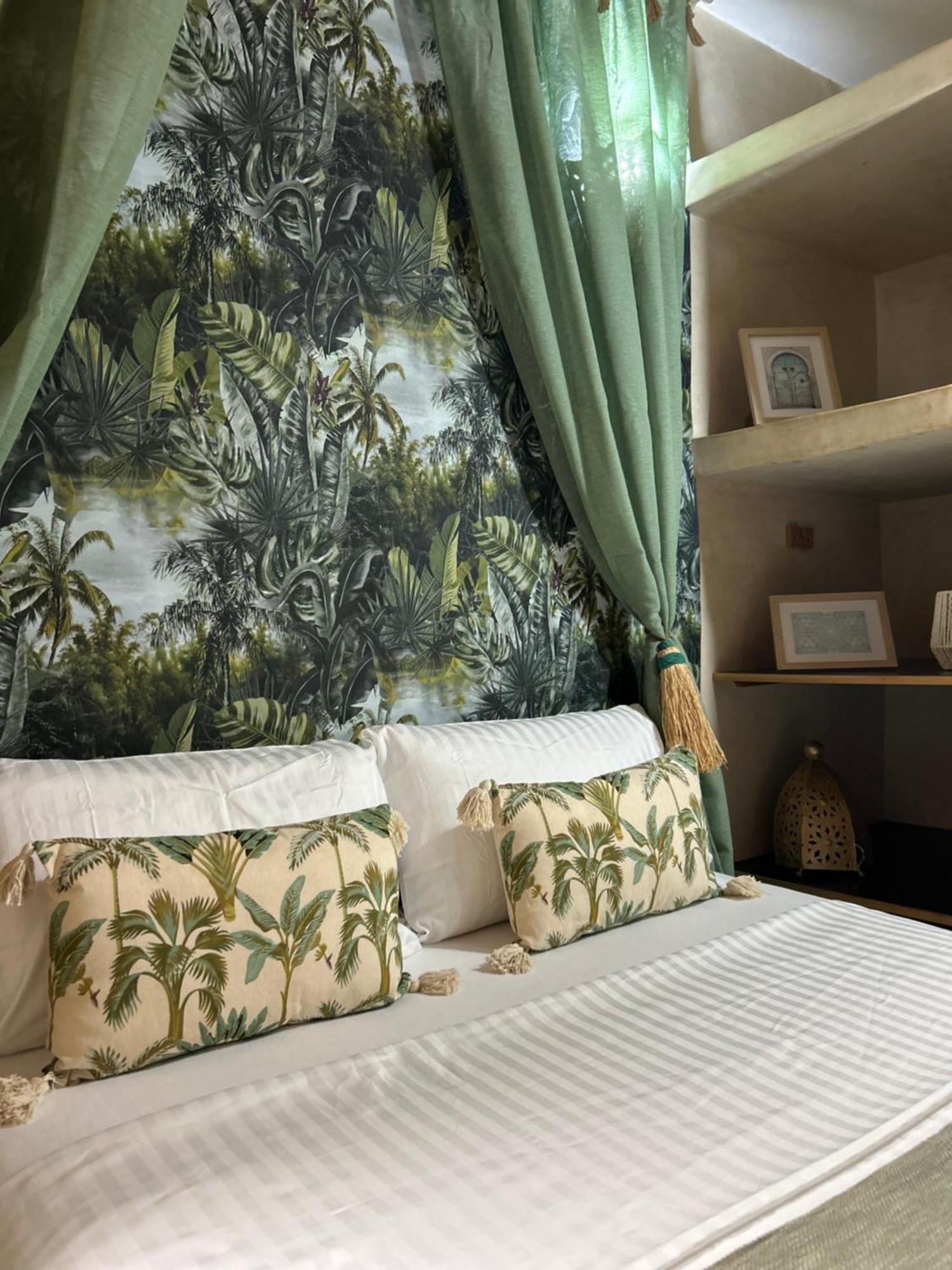 Riad Amazing Amazigh Avec Jacuzzi Petit Dejeuner Compris Avec Aussi Chambres Familiales Pres De La Place Jemaa El Fna 马拉喀什 外观 照片